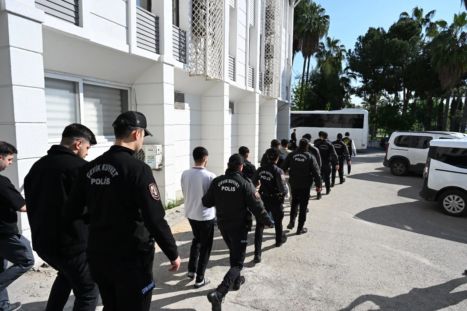 Mersin'de Dolandırıcılık Şebekesi Çökertildi: 100 Milyonluk Para Trafiği Ortaya Çıktı