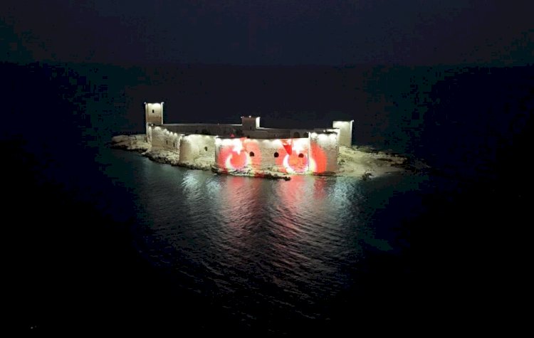 Mersin'in simgesi Kızkalesi 'Ay Yıldızla' aydınlandı